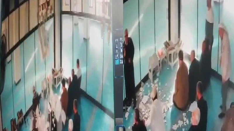 Şanlıurfa'da Caminin tavan alçısı cemaatin üstüne düştü