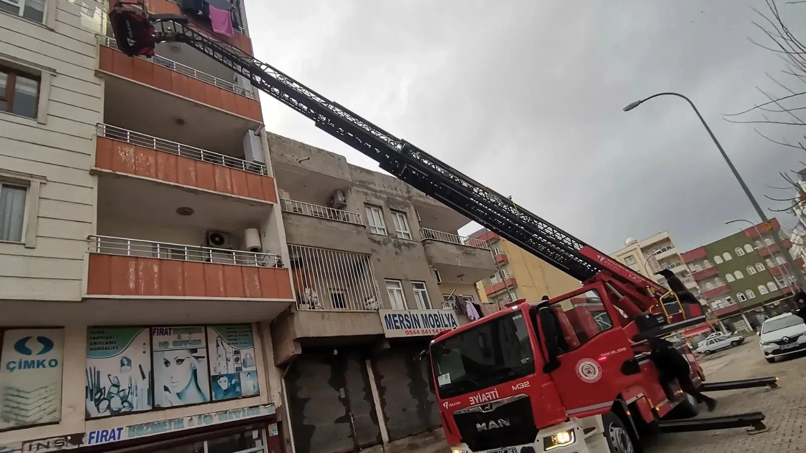 Urfa’da engelli çocuk evde mahsur kaldı! İtfaiye ekipleri yardıma koştu!