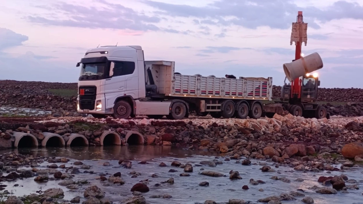 ŞANLIURFA’DA YAĞIŞ SONRASI YOL ÇALIŞMALARI ARALIKSIZ SÜRÜYOR