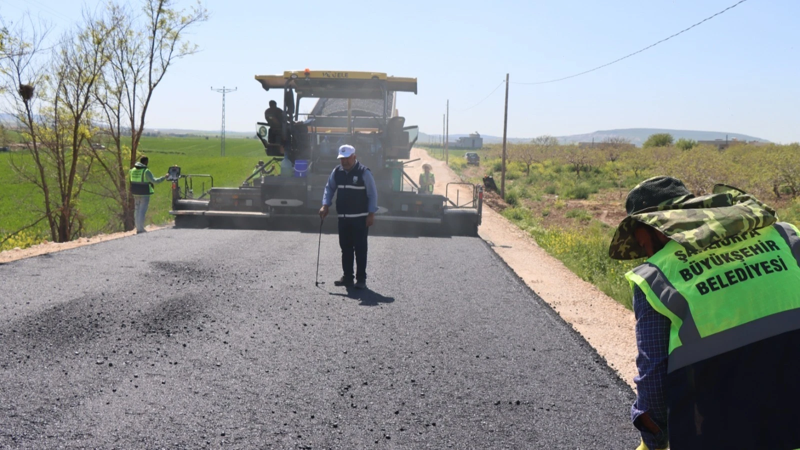 Şanlıurfa’da 14 Kilometrelik Grup Yolunda Asfalt Seferberliği Sürüyor