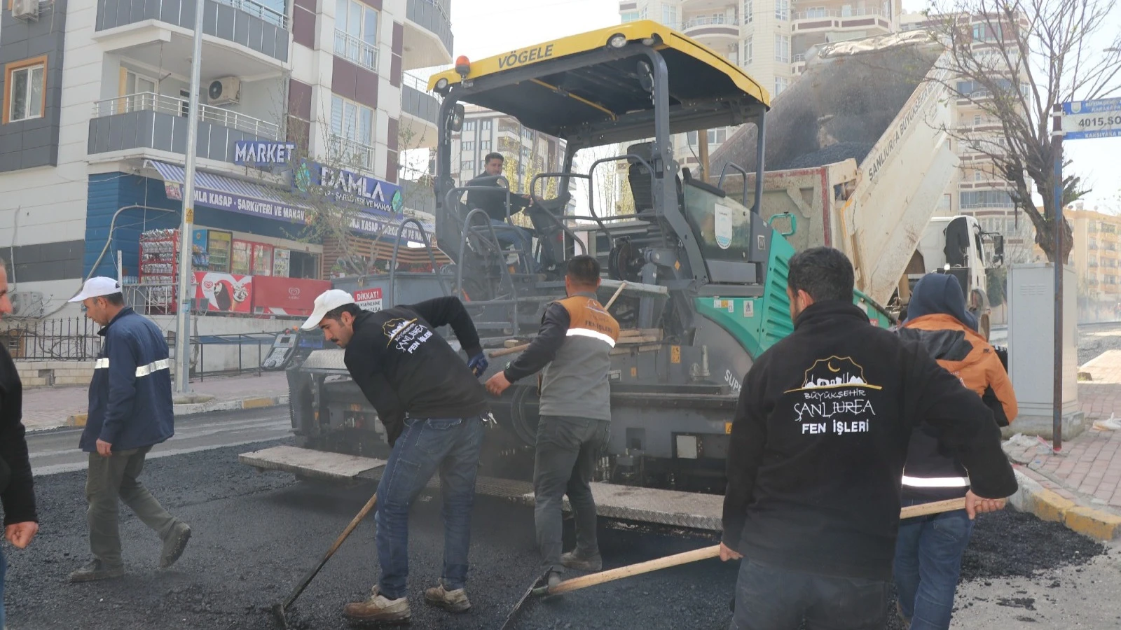 ŞANLIURFA BÜYÜKŞEHİR BELEDİYESİ’NDEN KARAKÖPRÜ’DE YOĞUN ASFALT MESAİSİ