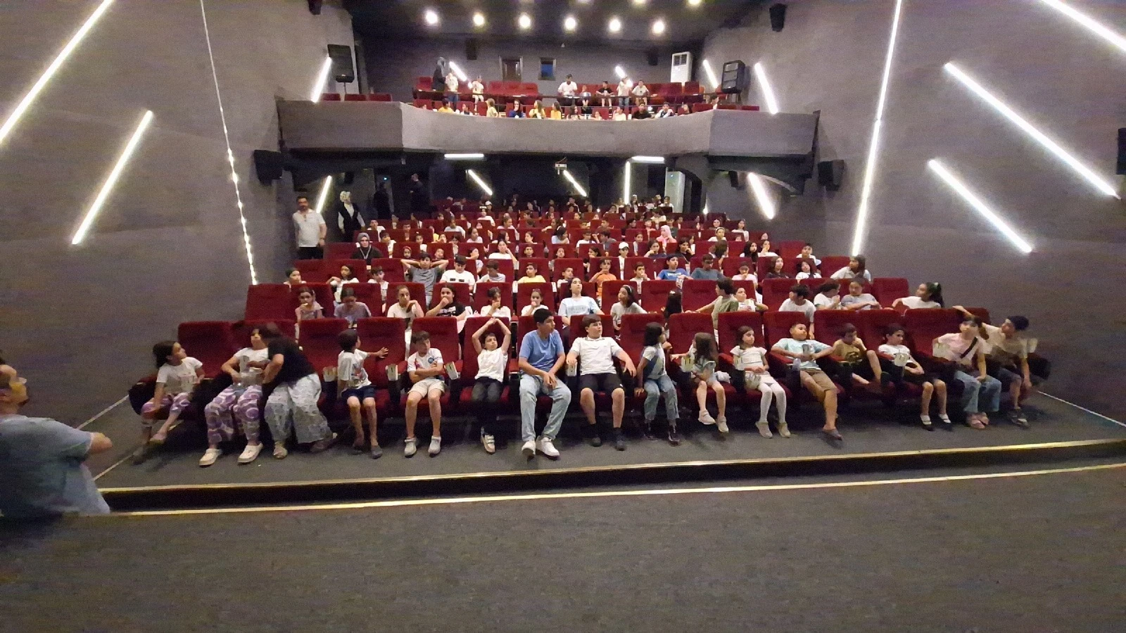 Urfa'da çocuklara sinema keyfi