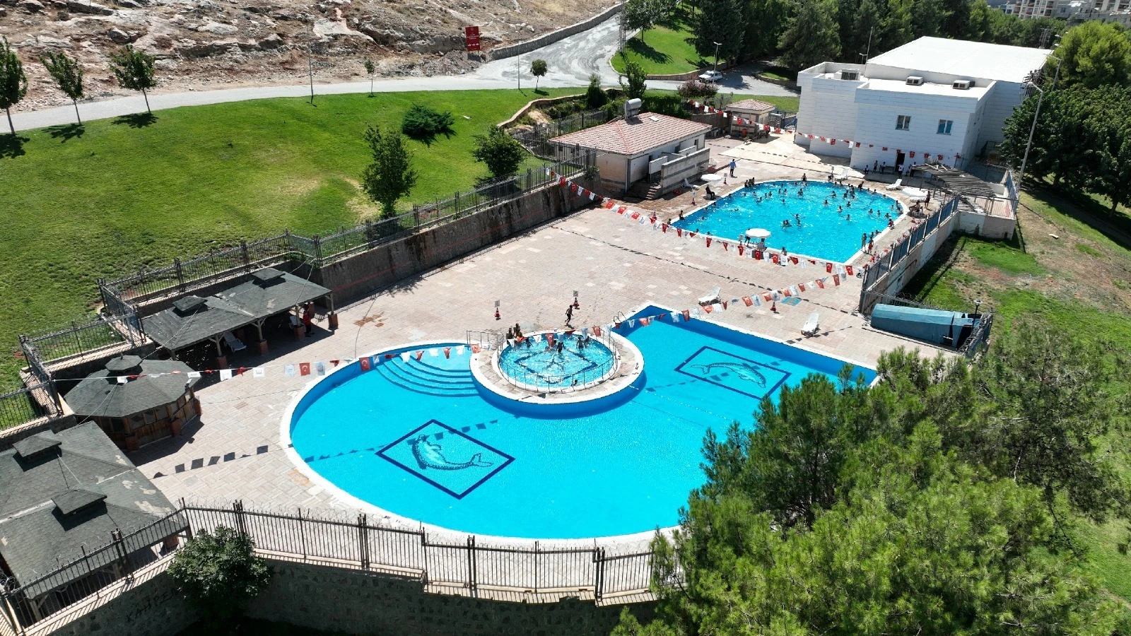 Urfa'da gençlerin havuz keyfi