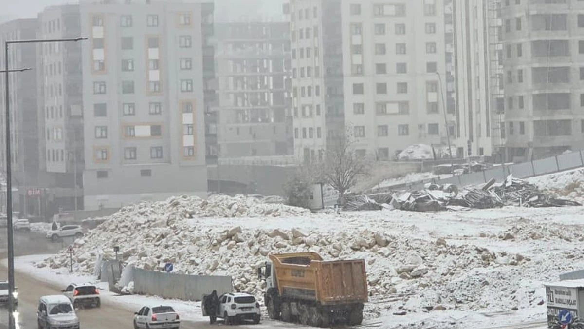 Şanlıurfa’da yoğun kar ulaşımı felç etti! İşte ulaşıma kapanan yollar
