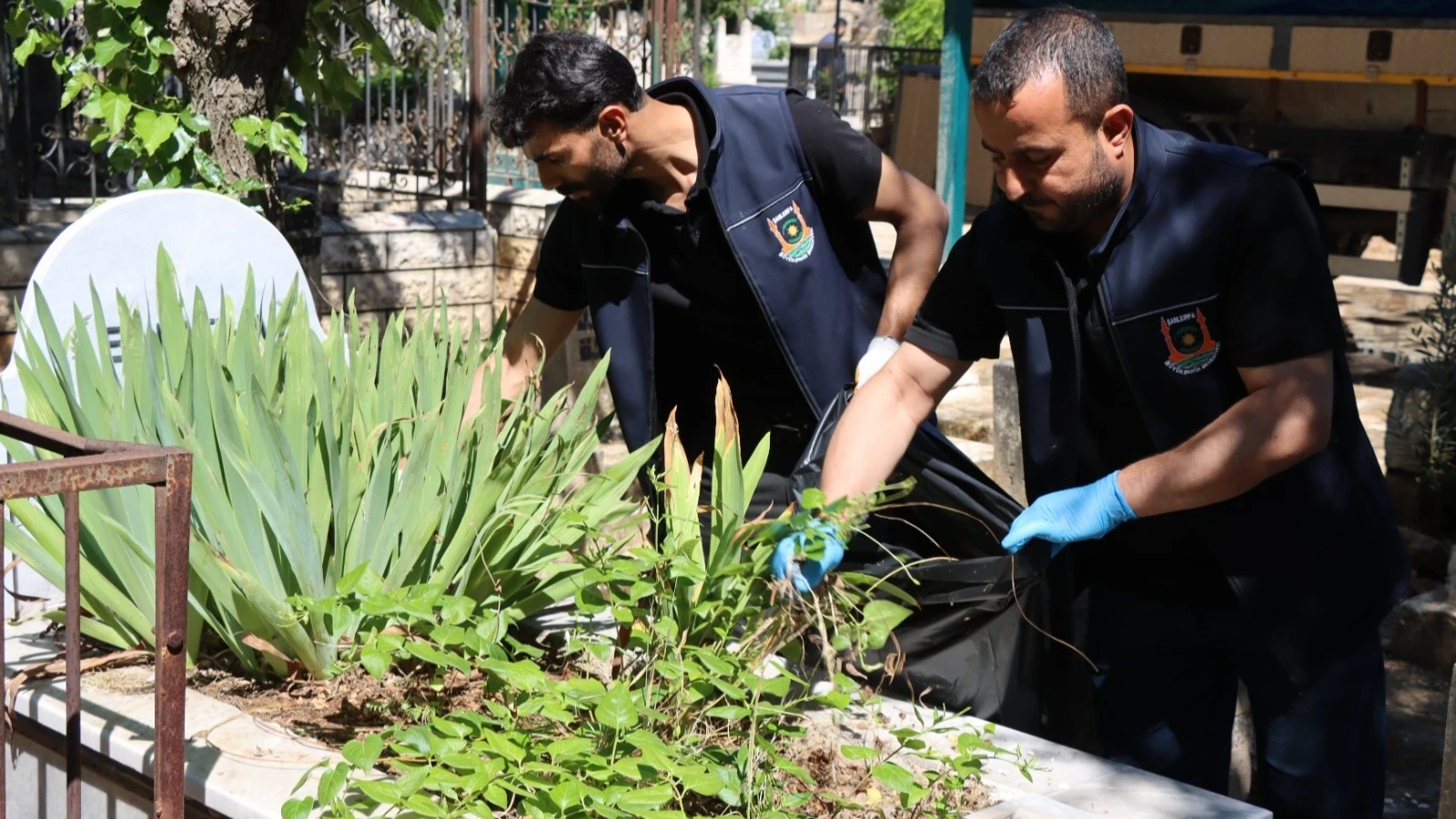 Büyükşehir Ekipleri Mezarlıkları Bayrama Hazırladı