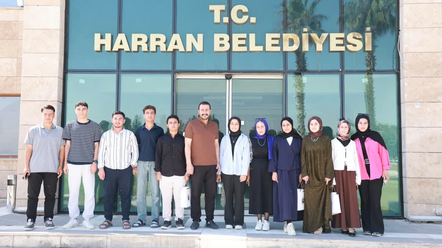 Harran Belediyesi Dereceye Giren Öğrencileri Tablet İle Ödüllendirdi
