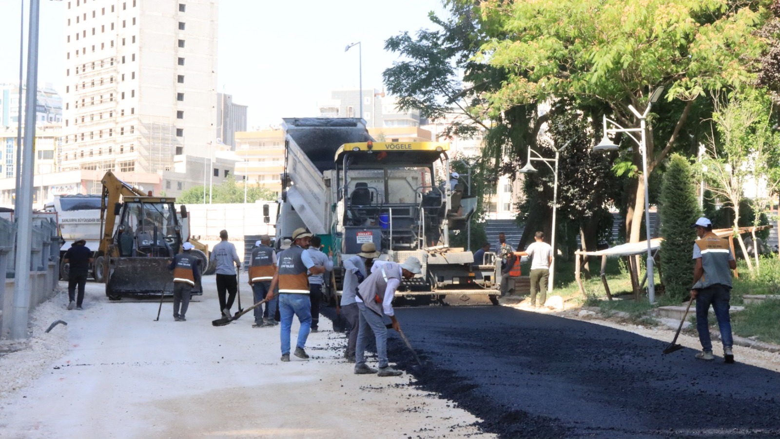 Büyükşehir, Akpıyar Mahallesi’nde Yolları Sıcak Asfaltla Yeniliyor