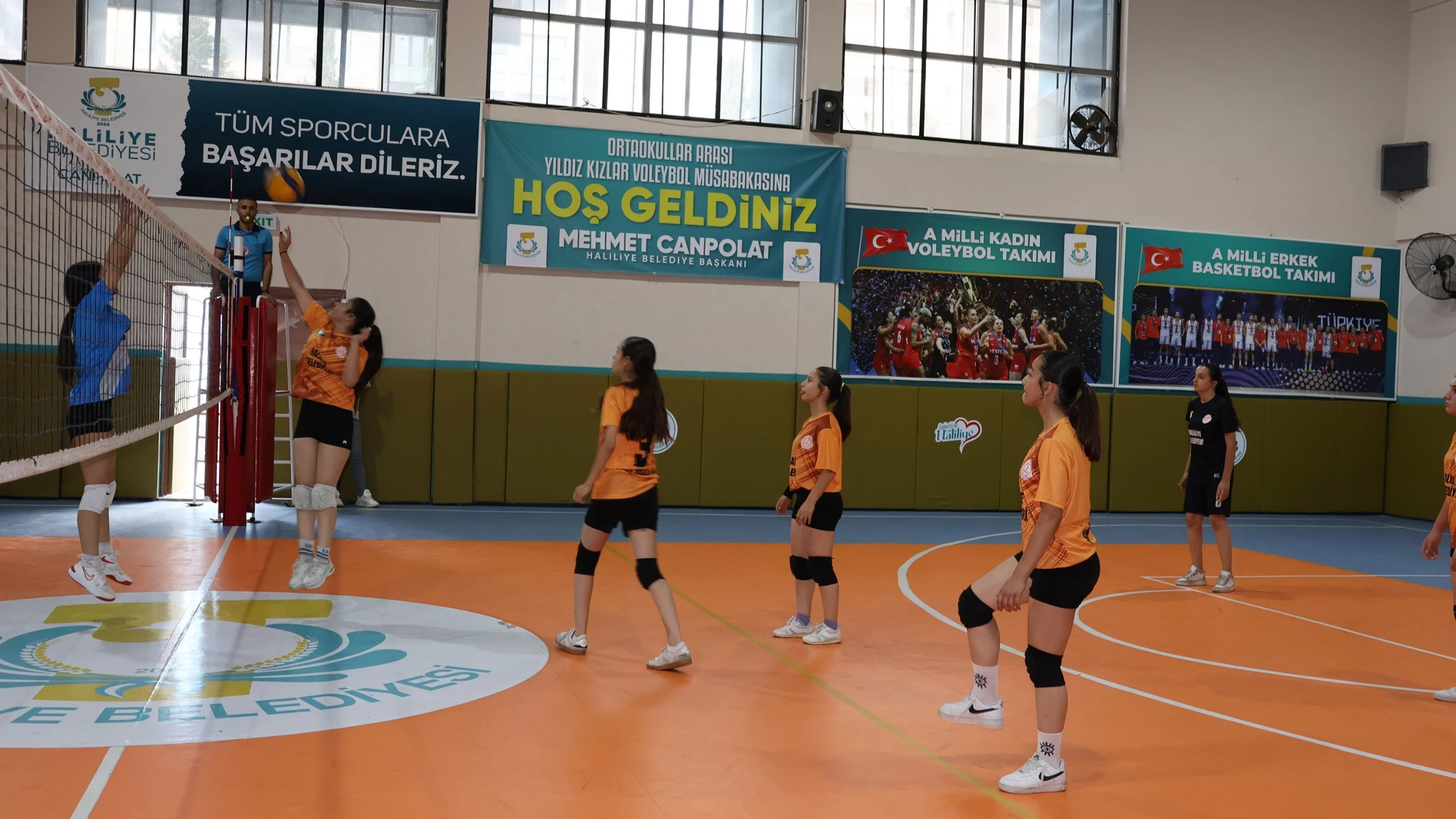 Genç Sporcular Haliliye'de Voleybol Coşkusu Yaşadı